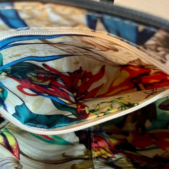 Rare GUC Sharif Silver Metallic Crossbody - Picture 9 of 10